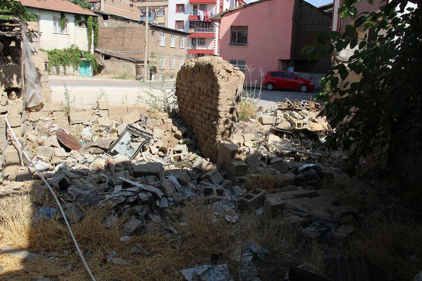 Yıkılmayan ağır hasarlı binalar ahlaksızlık, alkol ve uyuşturucu yuvasına döndü